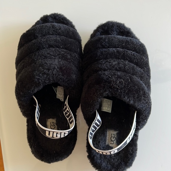 Uggs pantouflés avec semelle noir grandeur 9 - Picture 1 of 3